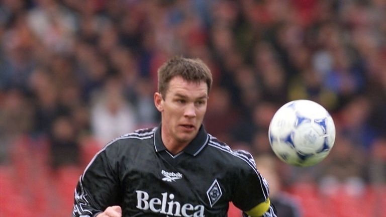 Patrick Andersson ist zwischen 1993 und 1999 in Gladbach aktiv und erzielt dabei zehn Tore. Danch wechselt er nach München, wo er in zwei Spielzeiten nur ein Tor erzielt. Dieses jedoch macht ihn im München unsterblich.