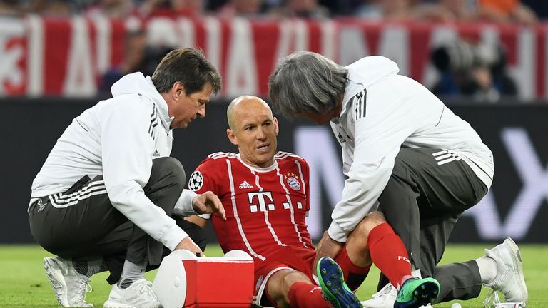 Arjen Robben muss bereits in der 8. Minute verletzt den Platz verlassen.