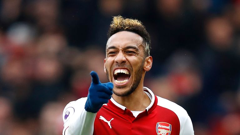 Pierre-Emerick Aubameyang macht sich über Harry Kane lustig.