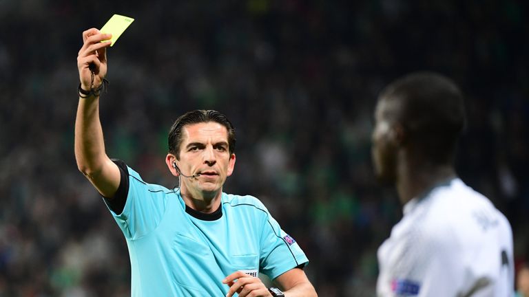 Die FIFA testet die gelbe Karte gegen Trainer.