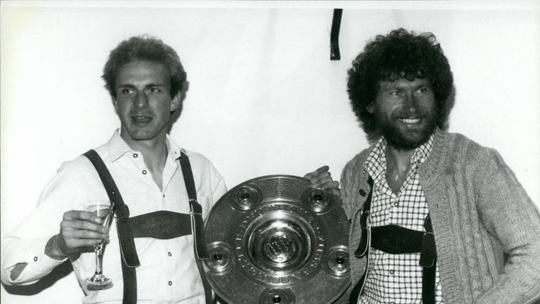 1980: Ganze sechs Jahre durften die Bayern-Spieler nicht über die Meisterschaft anstoßen. Deshalb war dieses mal die Freude bei Karl Heinz Rummenigge (l.) und Paul Breitner (r.) besonders groß.