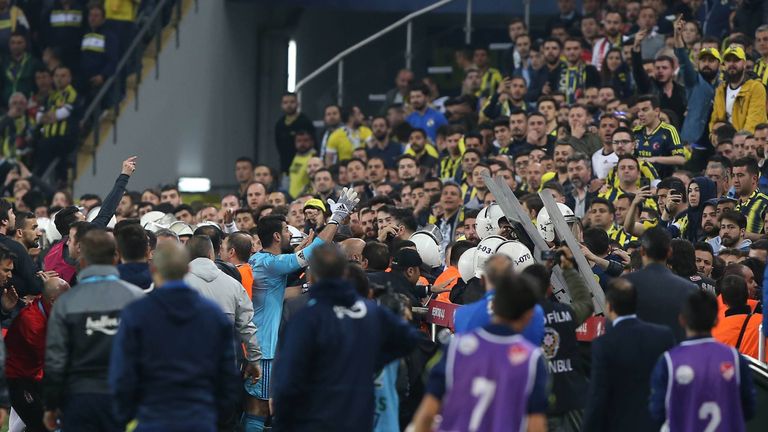 Das Spiel zwischen Fenerbahce und Besiktas musste abgebrochen werden.