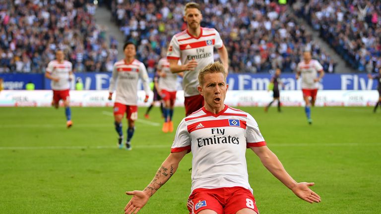 Holtby trifft für den HSV zum 1:0 gegen Freiburg.