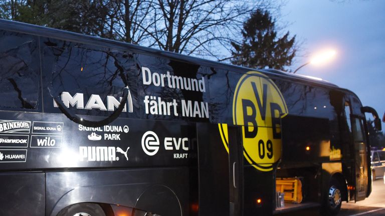 Der beschädigte Mannschaftsbus des BVB nach dem Bombenanschlag am 11. April 2017