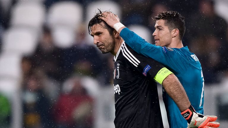 Er ist freilich über jeden Zweifel erhaben: In der Form seines Lebens ist der 33-jährige Cristiano Ronaldo mit unglaublichen 14 Treffern in dieser Spielzeit der unbestrittene König der Champions League - Traumtore inklusive. Angesichts der Ladehemmung seiner Offensivkollegen ist der Torhunger des Portugiesen die Lebensversicherung des -
 und hält das historische Projekt "Zweite Titelverteidigung in Folg" am Leben..