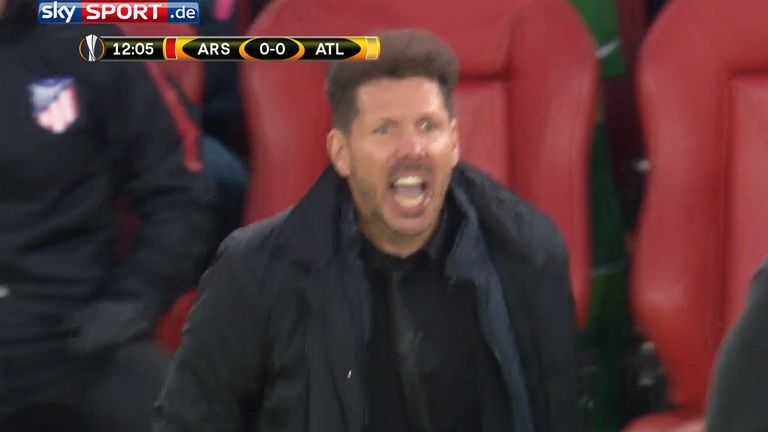 Simeone rastet nach nur wenigen Minuten völlig aus. 