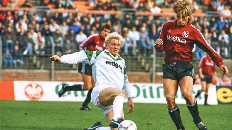 Stefan Effenberg ist sich nicht sicher, welcher Verein ihm lieber ist. 1987 beginnt er seine Profikarriere in Gladbach ...