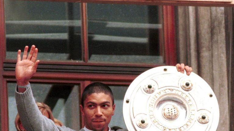 Sieben Jahre lang verzaubert Giovanni Elber die Isar.  Von 1997 bis 2003 holt er ??? Meisterschaften mit den Bayern.