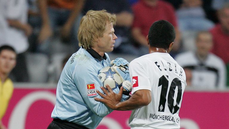Er kann aber auch anders. 2005 spielt er eine Saison für Gladbach und duelliert sich unter anderem mit Ex-Teamkollege Oliver Kahn,