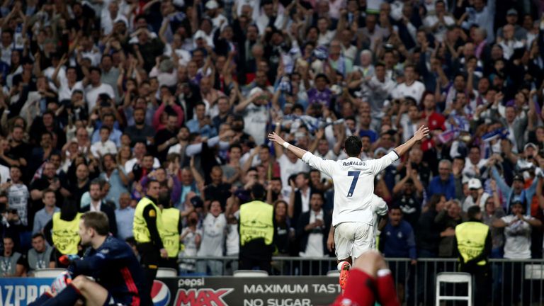 Ein Bild aus dem Viertelfinale: Die Bayern am Boden, Ronaldo mit Real oben auf.