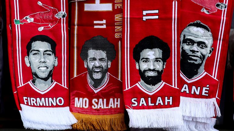 Seit Jahren überbieten sich Europas Topklubs im Rennen um das ultimative "Mega-Sturmtrio" mit immer neuen Ablöserekorden. Doch weder Reals BBC-Offensive mit Bale/Benzema/Cristiano Ronaldo noch Barcas Messi-Suarez-Dembele-Achse setzen in dieser Saison die Maßstäbe: Sie alle werden überstrahlt von Jürgen Klopps Reds-Offensive Firmino/Salah/Mane. Dabei kostete Klopps "Mega-Trio" gerade mal einen Bruchteil der Summe, die für die Edelreihen der Elite-Klubs fällig wurde.