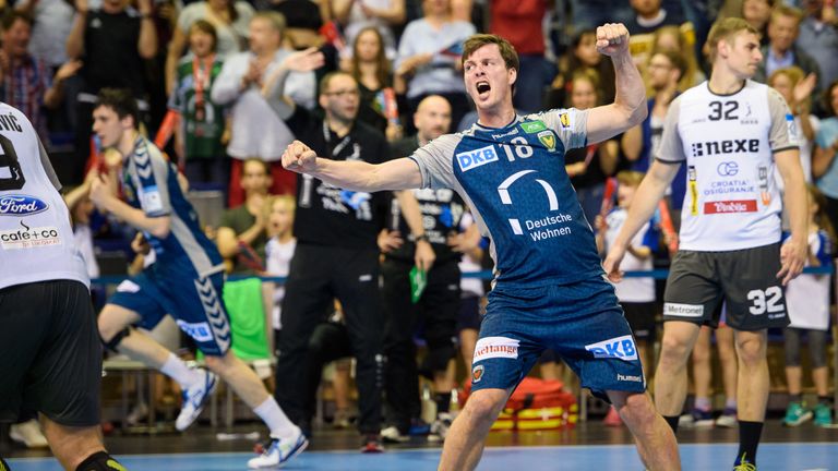 Die Füchse belohnen sich nach einer großen Aufholjagd.