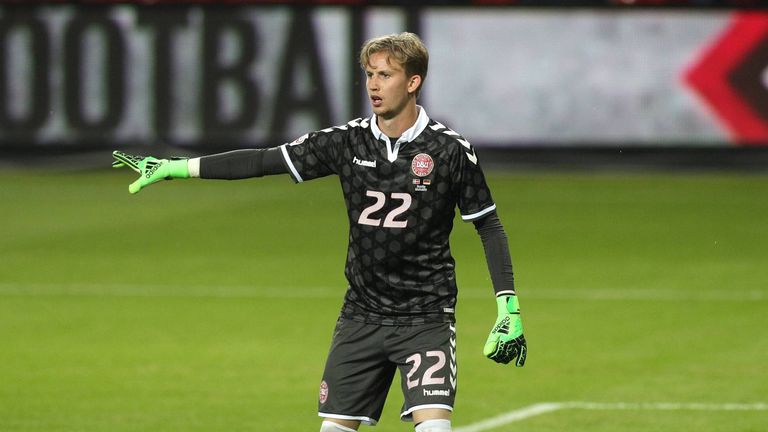 Eintracht Frankfurt gibt die Verpflichtung von Frederik Rönnow bekannt.