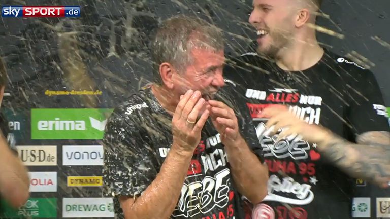 Trainer Friedhelm Funkel feiert mit Fortuna Düsseldorf den Aufstieg in die Bundesliga.