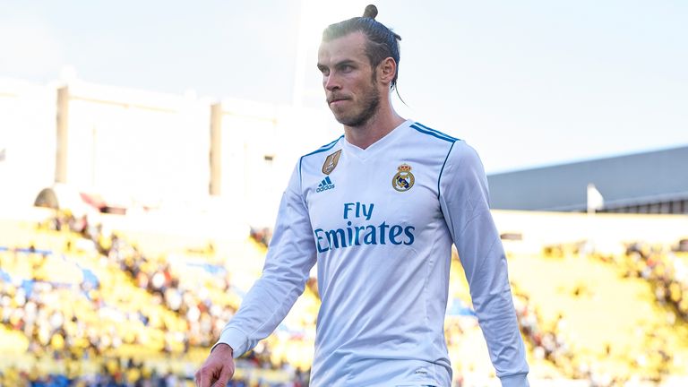 So richtig rund läuft es bei Reals 101-Millionen-Mann Gareth Bale nach wie vor nicht: Wegen einer Wadenverletzung verpasste er fast die komplette CL-Gruppenphase. Bei seinen vier Einsätzen steuerte er nur einen Treffer bei. Auch in der Liga wird der Waliser seinem - gesunkenen - Marktwert kaum gerecht: elf Treffer in 20 Spielen reichen kaum für einen Topplatz in Europas Knipser-Elite.