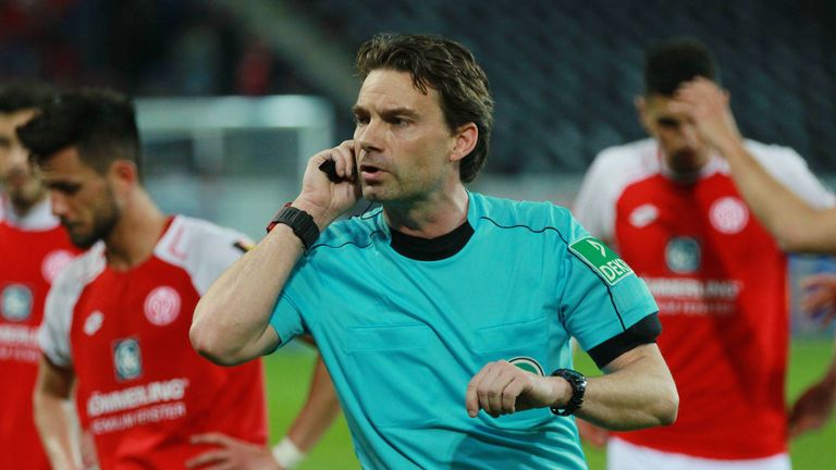 Guido Winkmann entscheidet trotz Halbzeitpfiff auf Strafstoß.