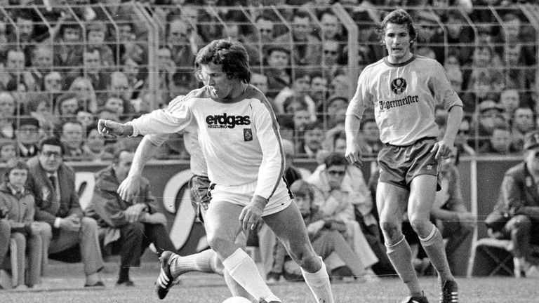 Jup Heynckes ist bei beiden Vereinen Legende! Als Spieler holt er in Gladbach vier Meistertitel. Nach seiner aktiven Karriere ist weitere acht Jahre als Trainer, ehe er 1987 als Trainer zu den Bayern wechselt.