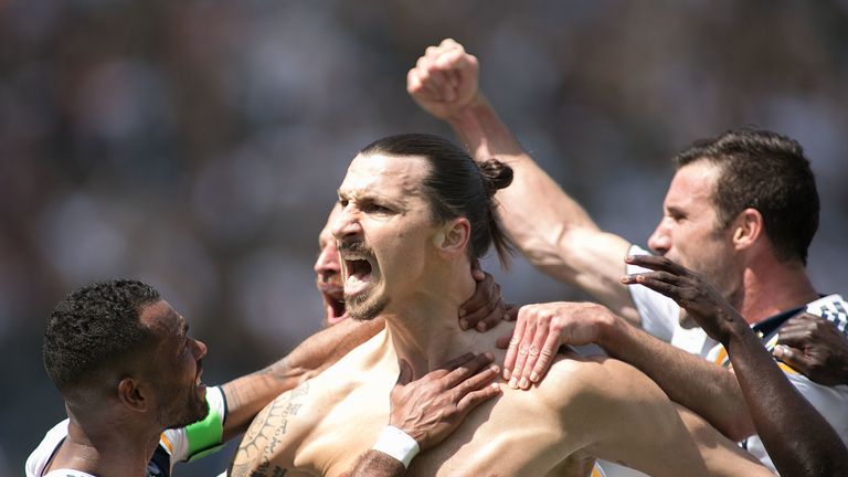 Zlatan Ibrahimovic schlägt an neuer Wirkungsstätte in der Major League Soccer gleich im ersten Spiel voll ein.