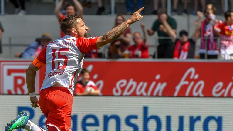 Regensburg Marco Grüttner bejubelt seinen Treffer zum 1:0 gegen den FC St. Pauli