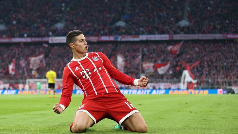 James bejubelt einen Treffer für den FC Bayern beim 6:0 gegen Borussia Dortmund.