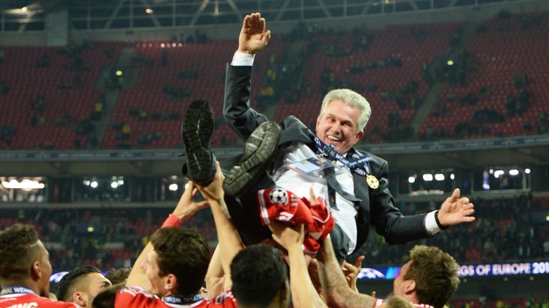 Jupp Heynckes wird nach dem Champions-League-Sieg 2013 mit dem FC Bayern von den Spielern in die Luft geworfen.