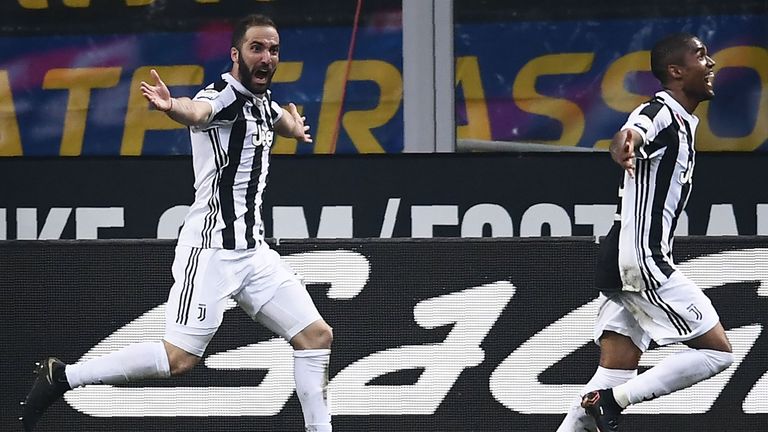 Gonzalo Higuain (l.) schießt Juventus Turin zum Sieg bei Inter. 