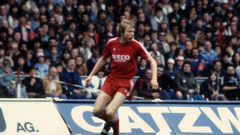 Bemerkenswert war der Transfer von Karl Del'Haye 1980 von Gladbach zu den Münchnern. Für eine Rekordablöse von 1,3 Millionen D-Mark wechselt er von den Fohlen an die Isar. Dort entwickelt er sich allerdings zum Transfer-Flop. 