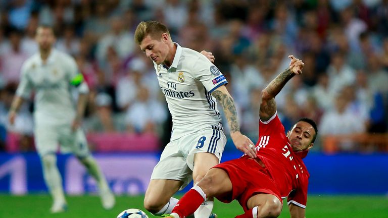 Toni Kroos (l.) im Zweikampf mit Thiago (r.).