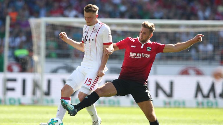 Lukas Mai (l.) gab im Spiel bei Hannover 96 sein Debüt für den FC Bayern