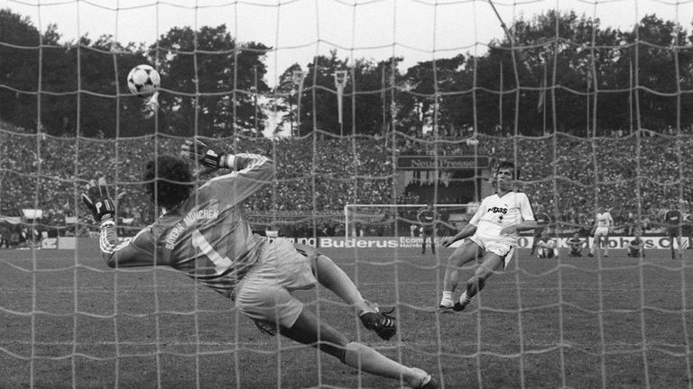 ... denn Matthäus verschießt den alles entscheidenden Elfmeter gegen die Bayern. Ein Fehlschuss, den ihm die Gladbach-Fans nie verziehen.