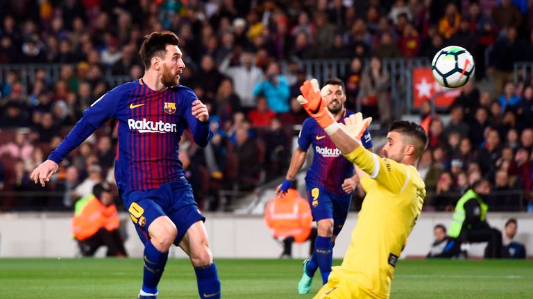 Lionel Messi macht alle drei Tore für den FC Barcelona.