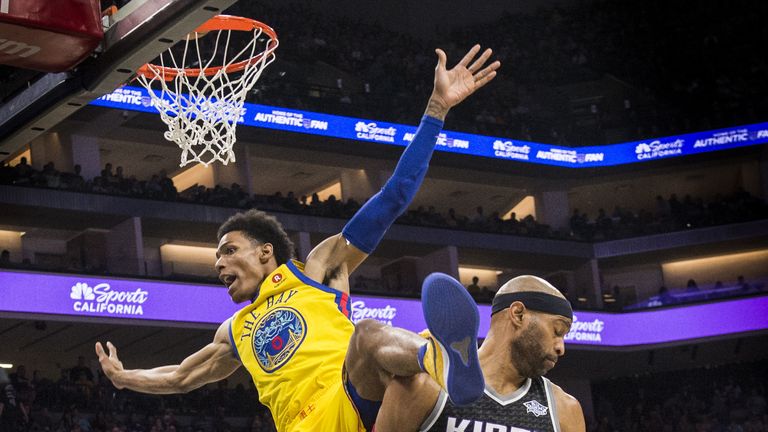 Patrick McCaw blieb bei Gegenspieler Vince Carter hängen und knallte auf den Rücken...