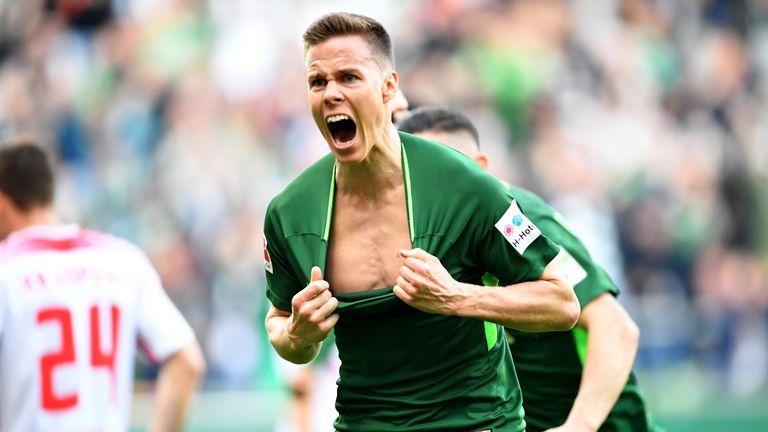 Bremens Niklas Moisander feiert seinen Treffer zum 1:0 gegen RB Leipzig.