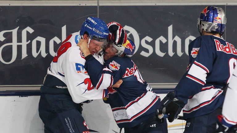 Pinizzotto hatte beim 4:2 von Titelverteidiger München im ersten DEL-Halbfinale gegen Adler Mannheim Plachta niedergestreckt.