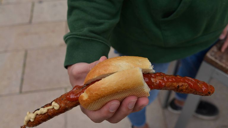 Fans von Preußen Münster können ihre Stadionwurst an den Platz geliefert bekommen.