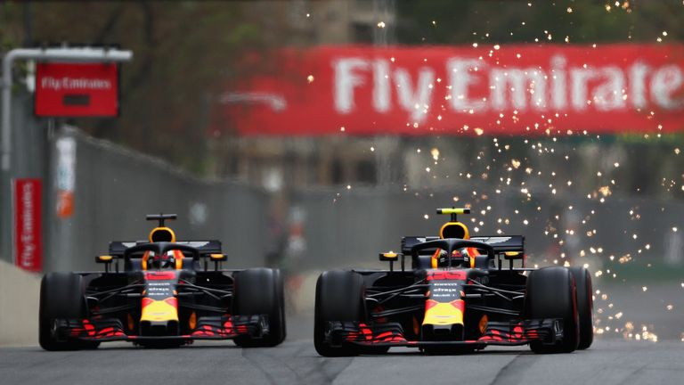 Daniel Ricciardo und Max Verstappen liefern sich in Baku einen Fight auf Messers Schneide.