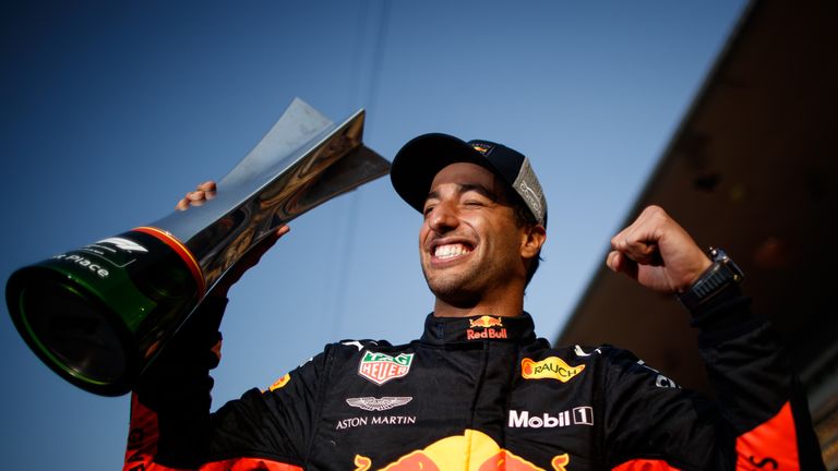 Daniel Ricciardo feiert einen Überraschungssieg in Shanghai.