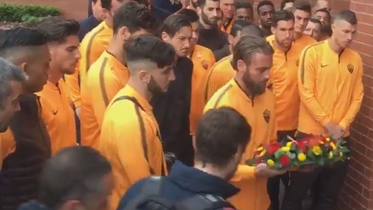 Kapitän Daniele  De Rossi legt begleitet von seinen Mitspielern eine Kranz für die Hillborough-Opfer nieder.