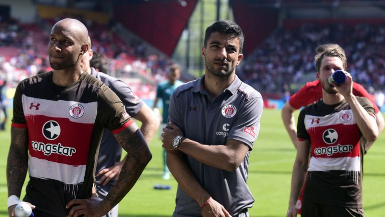 Sami Allagui muss in Regensburg bereits vorzeitig zum Duschen. 