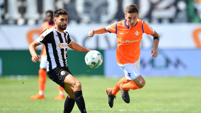 Nejmeddin Daghfous (l.) und Darmstadts Marvin Mehlem versuchen an den Ball zu kommen.