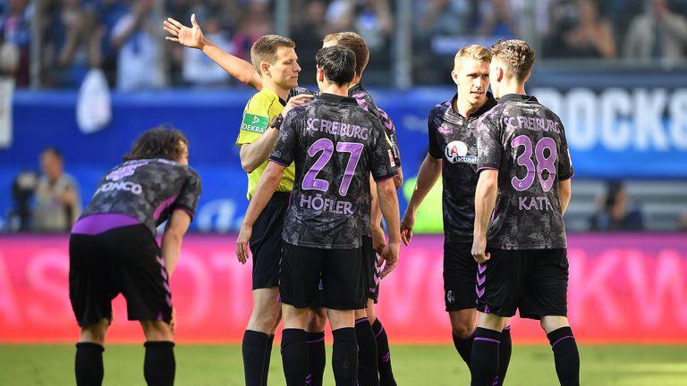 Caglar Söyüncü fliegt spät vom Platz.