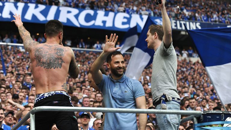 Schalke-Trainer Domenico Tedesco feiert nach dem Derbysieg mit den Fans in der Nordkurve.