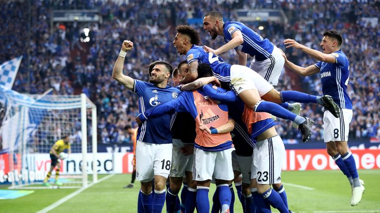 Schalke 04 will die Derby-Euphorie in das Pokal Halbfinale gegen Eintracht Frankfurt mitnehmen.