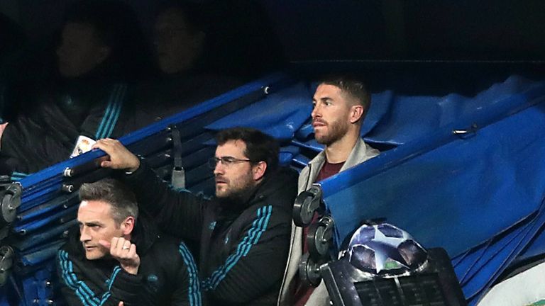 Sergio Ramos verfolgt die letzten Minuten vom Spielfeldrand.