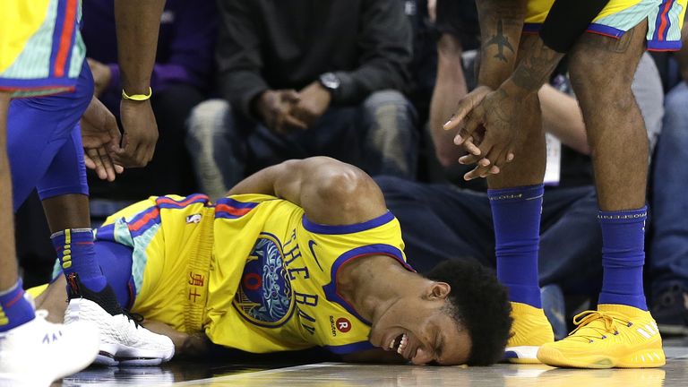 ... und blieb mit Schmerzen auf dem Boden liegen.