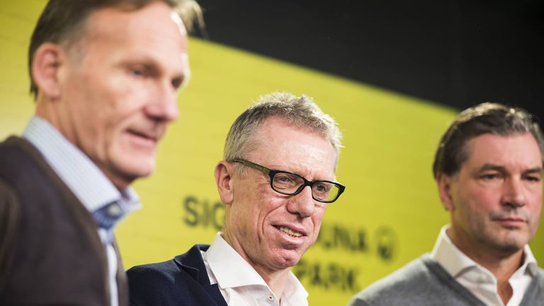 Die Zukunft von Peter Stöger beim BVB ist offenbar noch nicht entschieden.