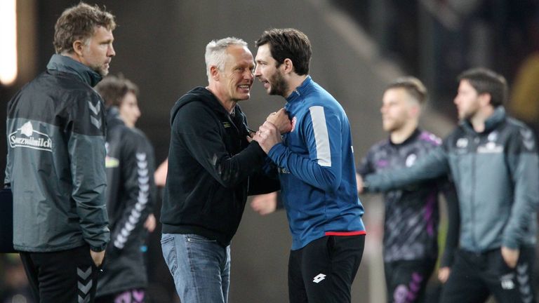 Nach dem Abpfiff besprechen Freiburg-Coach Christian Streich (l.) und Mainz-Trainer Sandro Schwarz die kuriose Szene,.