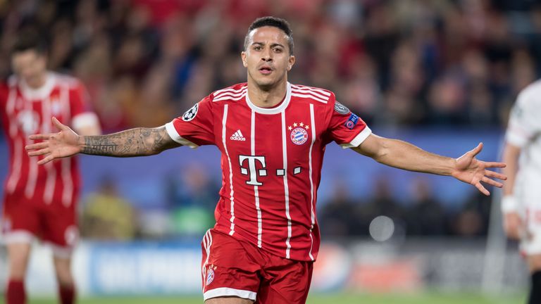 Thiago erzielt den 2:1-Siegtreffer in Sevilla.