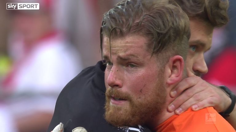 Timo Horn kann seine Tränen nicht mehr zurückhalten.