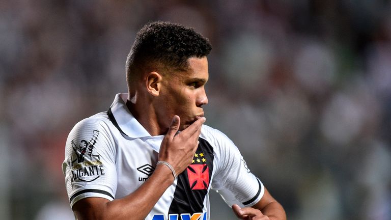 Brasilien-Talent Paulinho trägt ab der kommenden Saison das Trikot von Bayer Leverkusen.